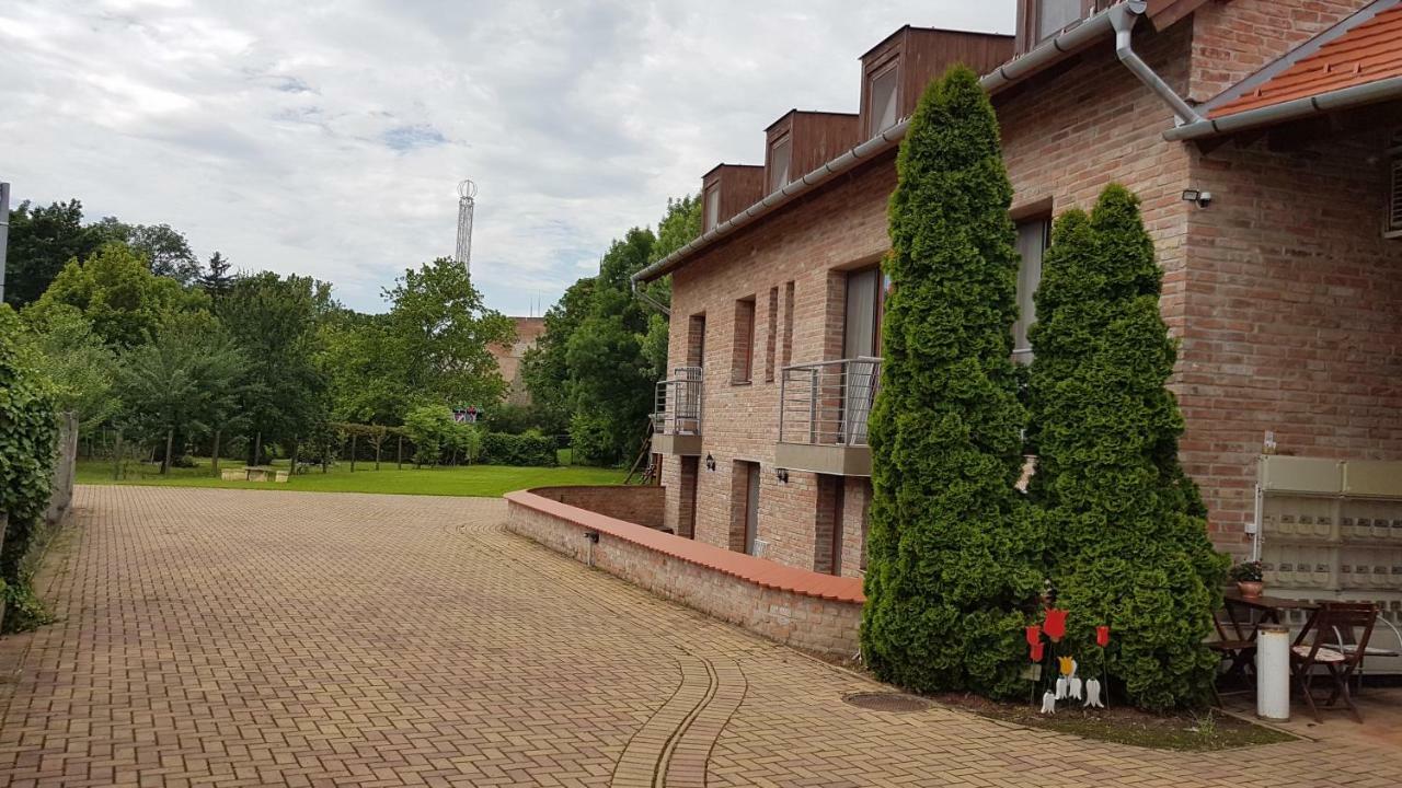 Gyulai Fürdö Apartman Exterior foto